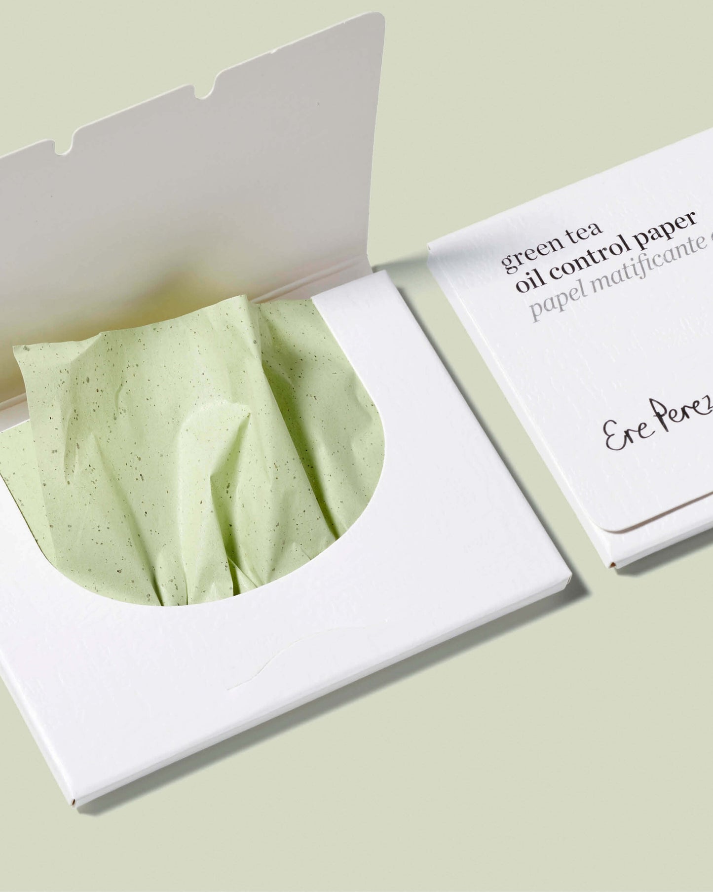 Papel matificante de te verde Ere Perez en su estuche abierto con textura verde disponible en BLUMMA