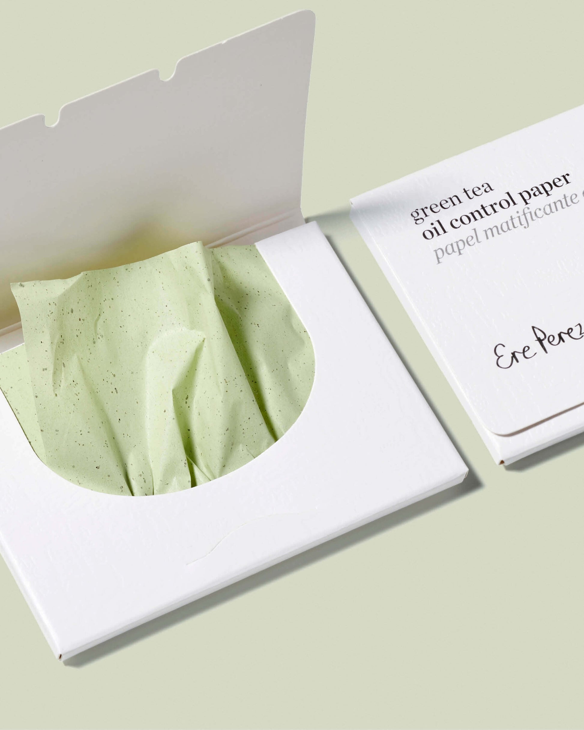 Papel matificante de te verde Ere Perez en su estuche abierto con textura verde disponible en BLUMMA