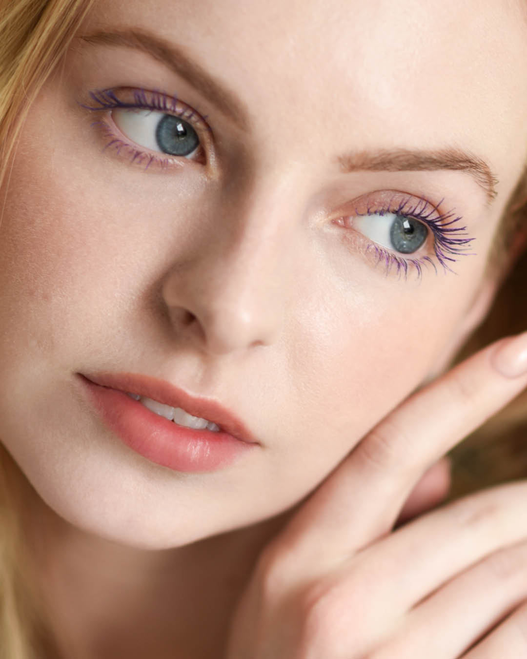modelo usando el rimel mascara de pestañas color morado de Ere Perez de venta en blumma