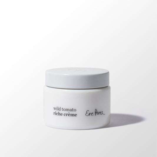 Hidratante facial con jitomate Ere Perez frasco de vidrio blanco de 45 ml en fondo blanco disponible en BLUMMA