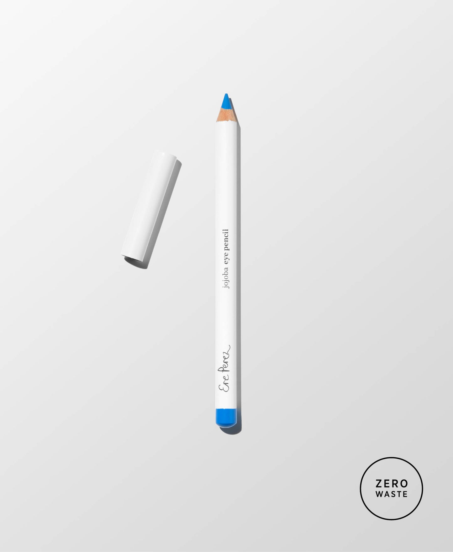 vista frontal lapiz delineador de ojos tono cerulean con jojoba ere perez con fondo blanco