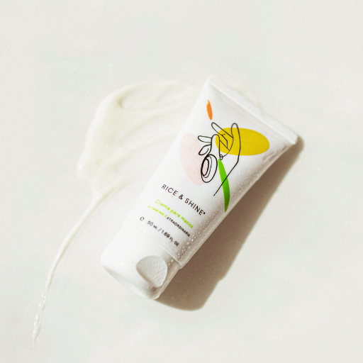 botella de plastico blanca y producto sobre mesa mostrando textura de la crema de manos disponible en blumma