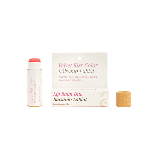 vista frontal del envase de carton del balsamo labial hidratante con color junto con empaque de avoroots en fondo blanco