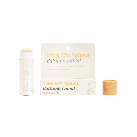 vista frontal del envase de carton del balsamo labial hidratante junto con empaque de avoroots