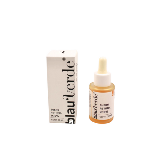 vista frontal de envase de vidrio transparente del suero de retinol 0.15% junto con empaque blauverde disponible en blumma