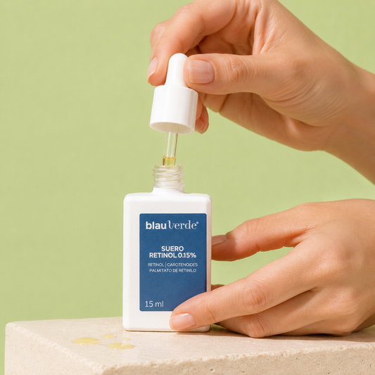 manos sosteniendo suero retinol 0.15 Blauverde disponible en Blumma