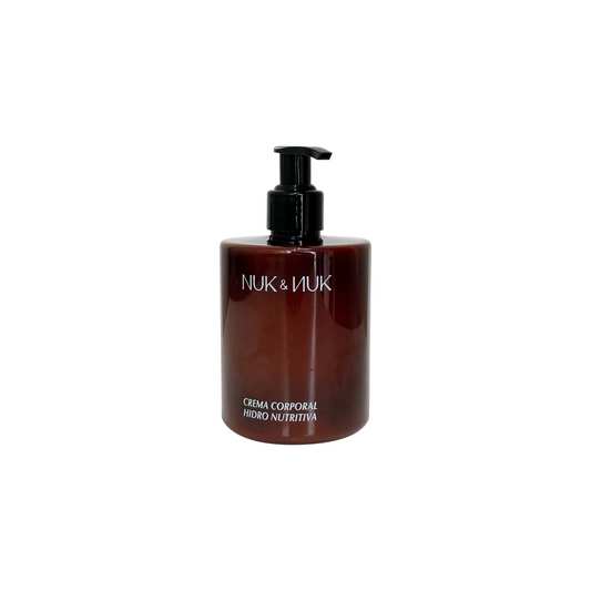 vista frontal de envase de plastico color ambar de la crema corporal hidronutritiva de nuk y nuk en fondo blanco