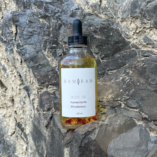 imagen de aceite corporal humectante afrodisicaco ram ram sobre rocas