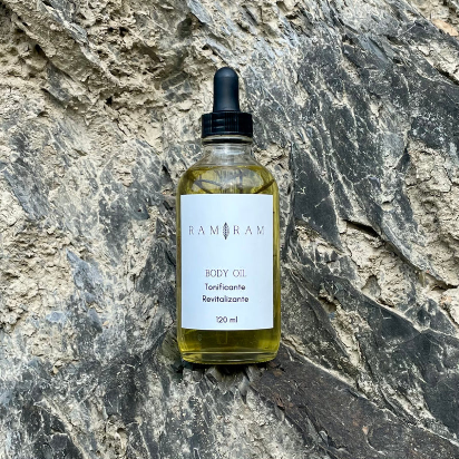 imagen de aceite corporal tonificante revitalizante ram ram sobre rocas