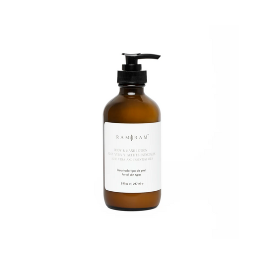 vista frontal de envase de vidrio color ambar del la crema para manos y cuerpo de aloe vera con aceites esenciales de ram ram en fondo blanco