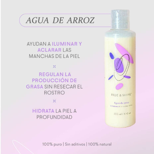 botella de plastico transparente del tonico facial de arroz junto con texto indicando las propiedades del producto rice and shine disponible en blumma