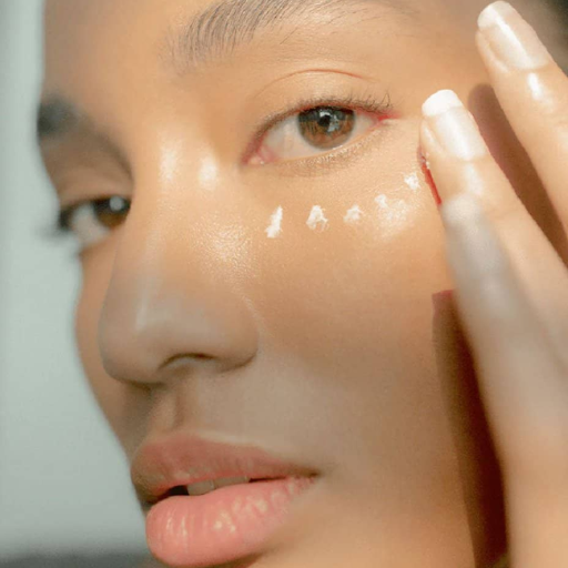 modelo mostrando la textura del contorno de ojos con vitamina e rice and shine disponible en bluma disponible en Blumma