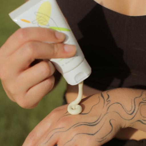 crema de manos siendo aplicada sobre dorso de mano disponible en bumma