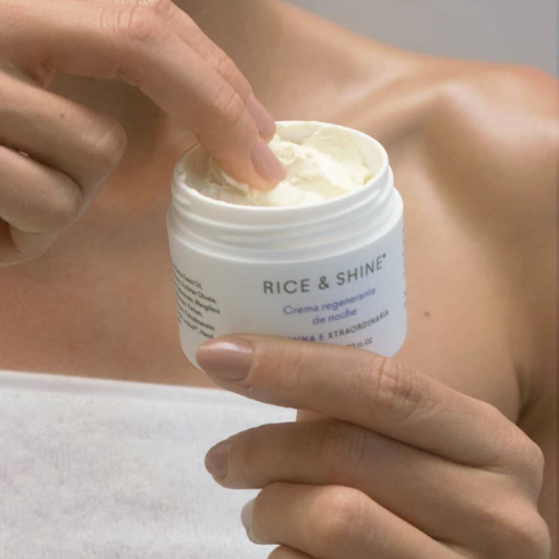 envase de la crema regenerante de noche con vitamina-e abierta mostrando la textura del producto rice and shine disponible en blumma