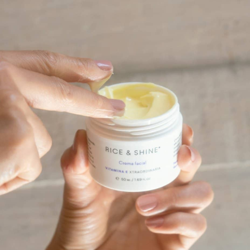 crema facial  con vitamina-e abierta mostrando la textura del producto rice and shine disponible en blumma