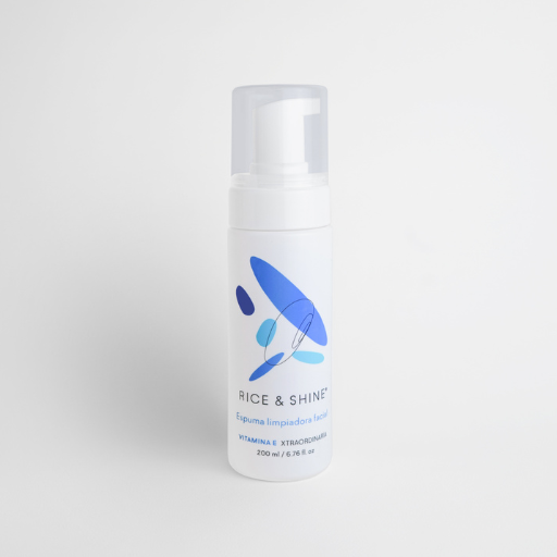 botella de plastico sobre fondo blanco espuma limpiadora rice&shine disponible en blumma