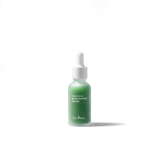 imagen frontal de envase sostenible de vidrio trasnparente con aplicador de gotero letras en color blanco del suero verde hidratante ere perez en fondo blanco disponible en blumma