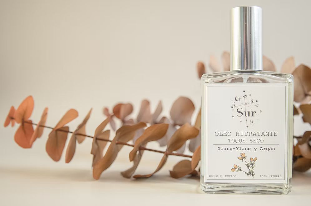vista frontal del óleo hidratante 100 ml de Sur Biocosmetica, tipo body mist disponible en Blumma