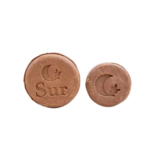 barras de shampoo solido sobre fondo blanco