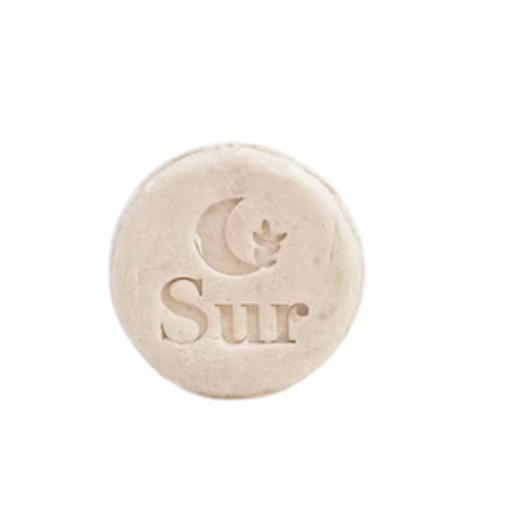 barra de shampoo beige sobre fondo blanco, Sur Cosmética-bio disponible en Blumma